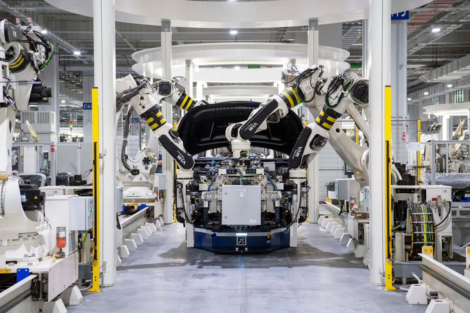 Industrieroboter montieren eine Fahrzeugkarosserie in einer Automobilfertigung