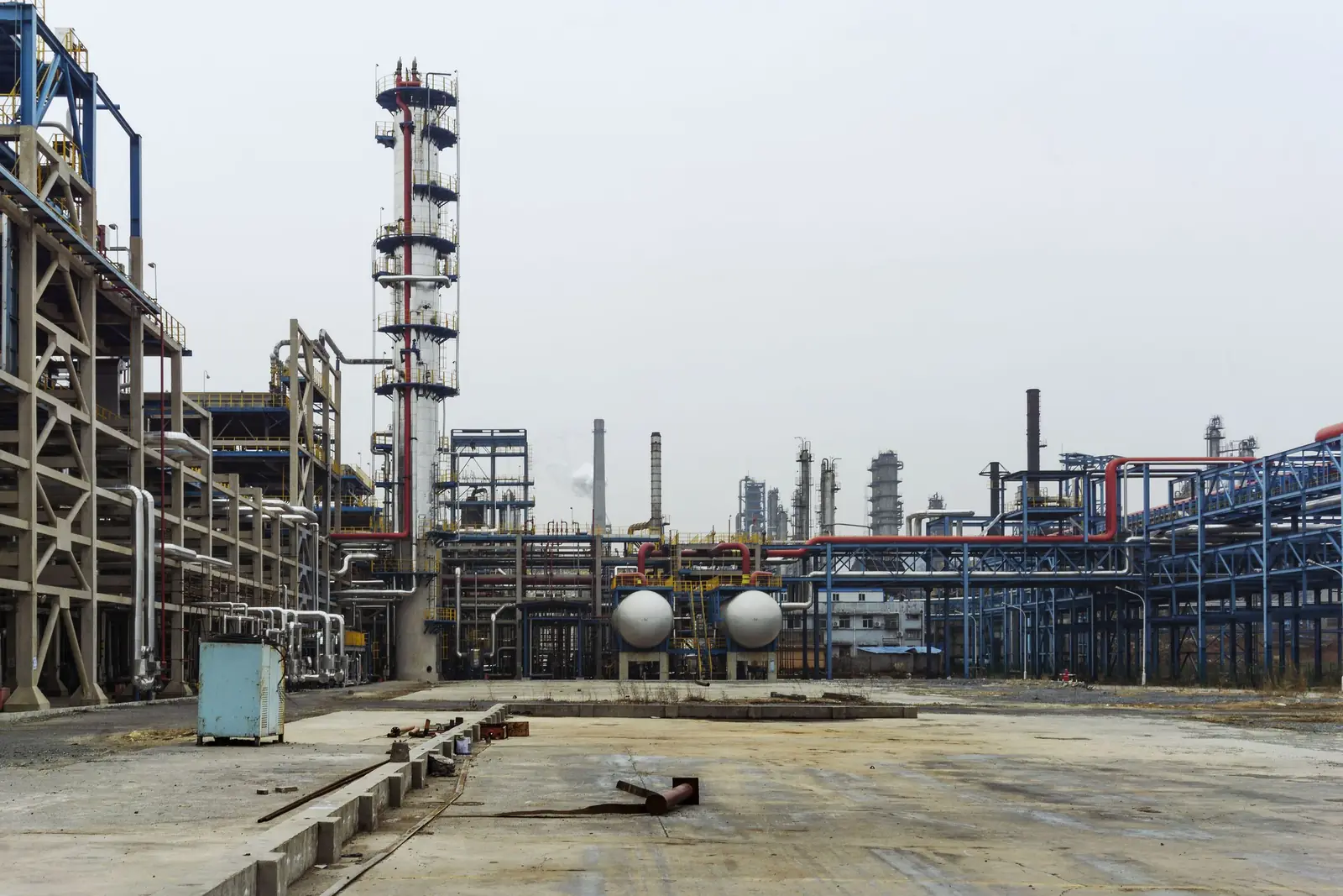 Chemie- und Raffinerieanlage mit Rohrleitungen, Kolonnen und Kugeltanks